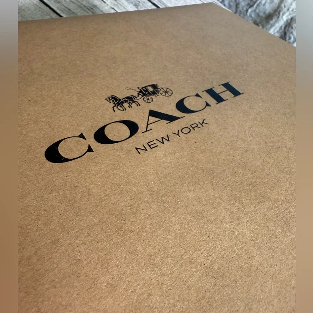 🤎 New. Coach gift box + tissue paper. 6.5 x 5.25 in. Logo printed.